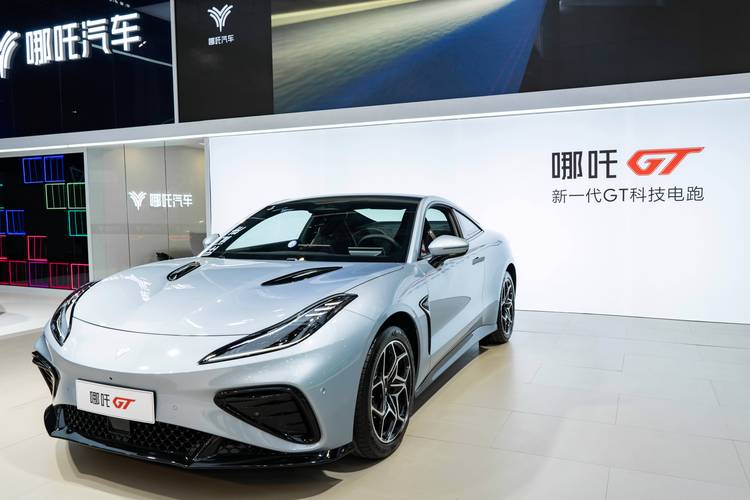 东莞248哪吒汽车在智能汽车领域的表现，领途汽车在新能源汽车市场中的影响力